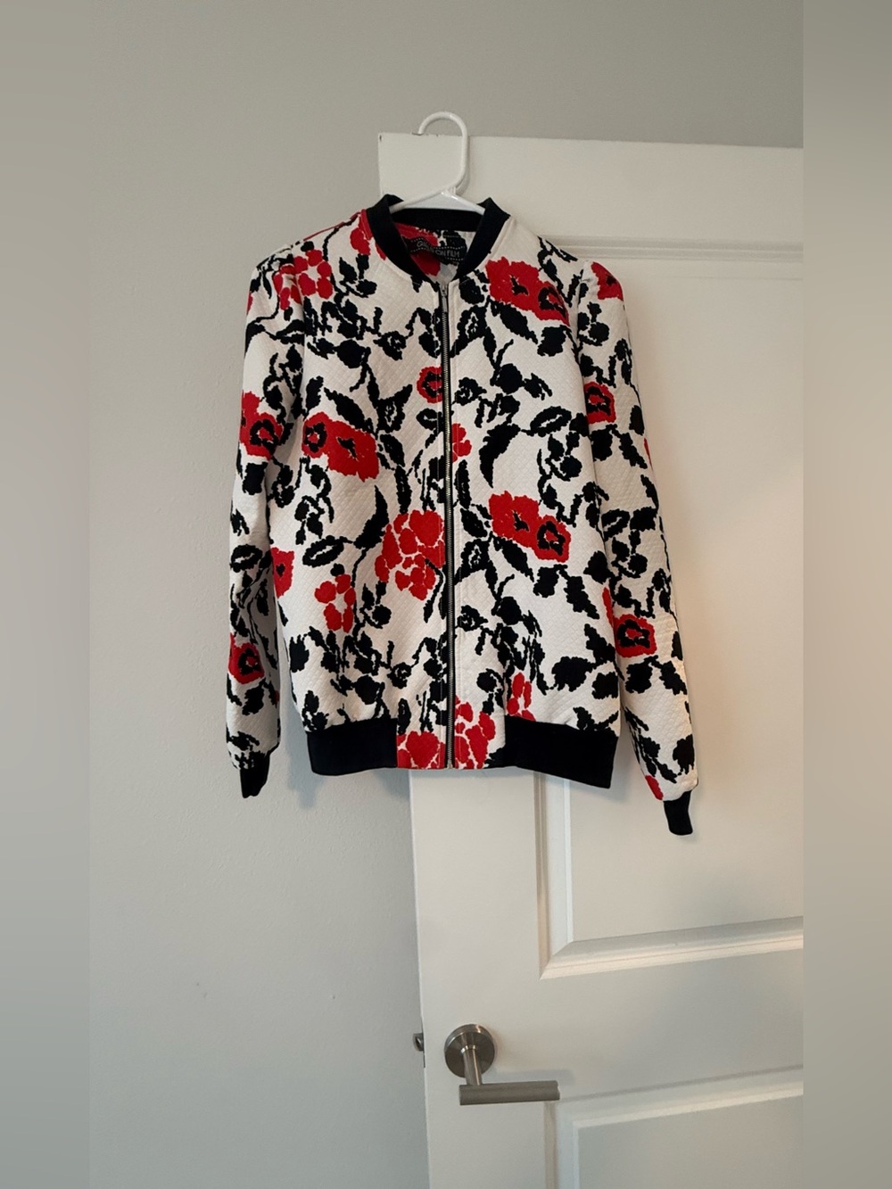 โจ GIRLS ON FILM Womenโs Floral Bomber Jacket ๐ธ Red Black White Quilted Zip Up๐ - Picture 2 of 7